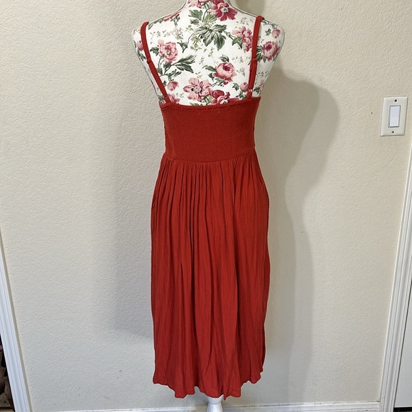 Sleeveless Crinkled Smocked Fit & Flare Dress - Yes I Cayenne Size Small - Picture 7 of 8